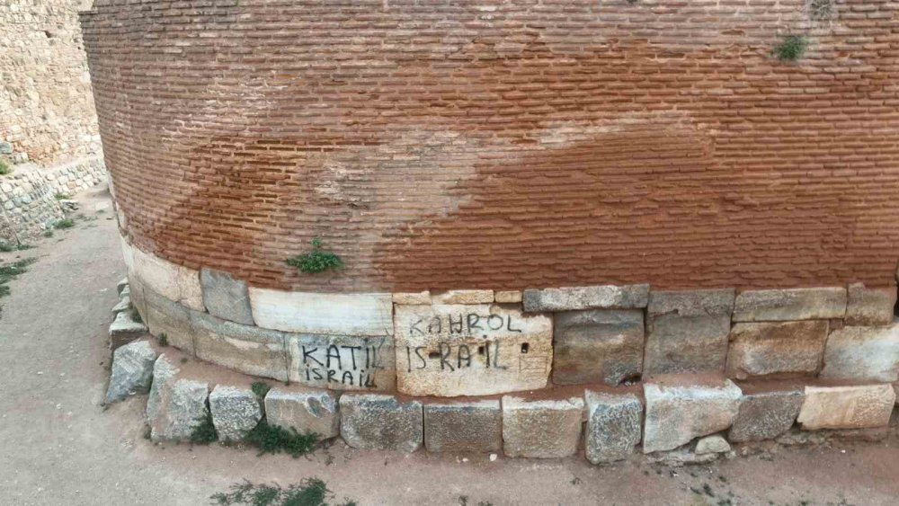 Tarihi İznik surlarına "Katil İsrail" yazıldı
