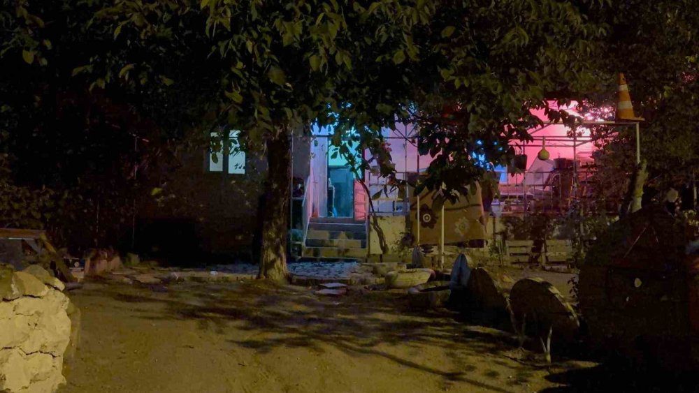 Alkol alırken tartıştığı erkek arkadaşını göğsünden bıçakladı