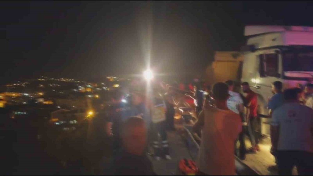 Freni patlayan kamyon devrildi, sürücü sırra kadem bastı