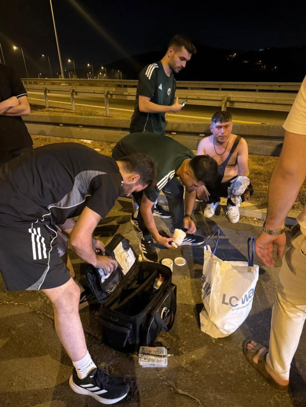 Kazaya denk gelen futbolcular yaralılara müdahale etti