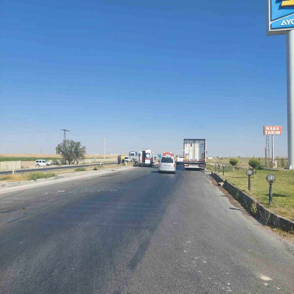 Tıra çarpan otomobil bu hale geldi