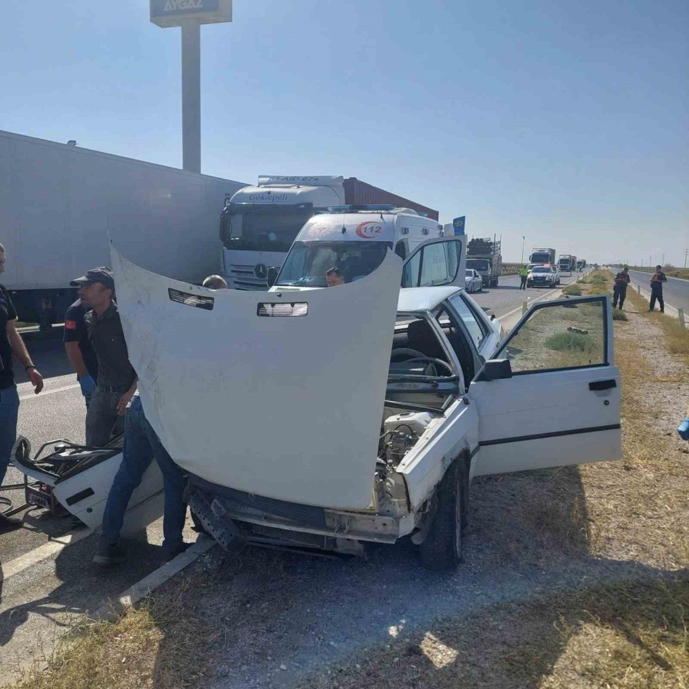 Tıra çarpan otomobil bu hale geldi