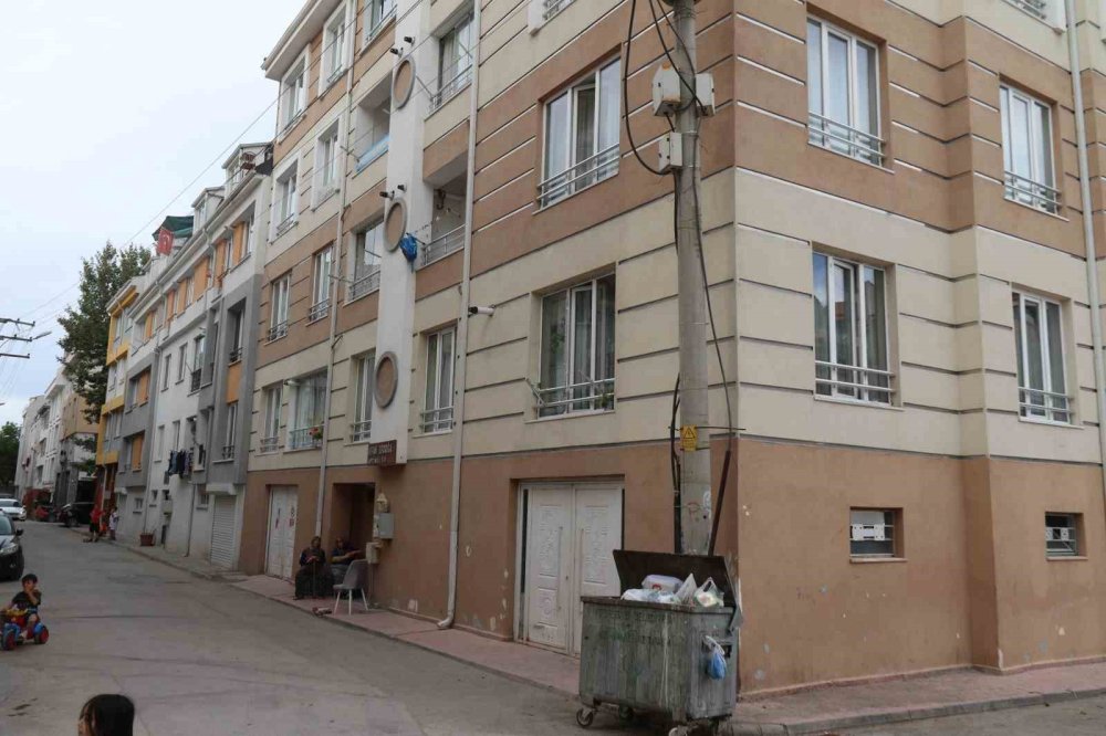 Çocuğun camdan attığı altınları, yoldan geçen kadın kaptı