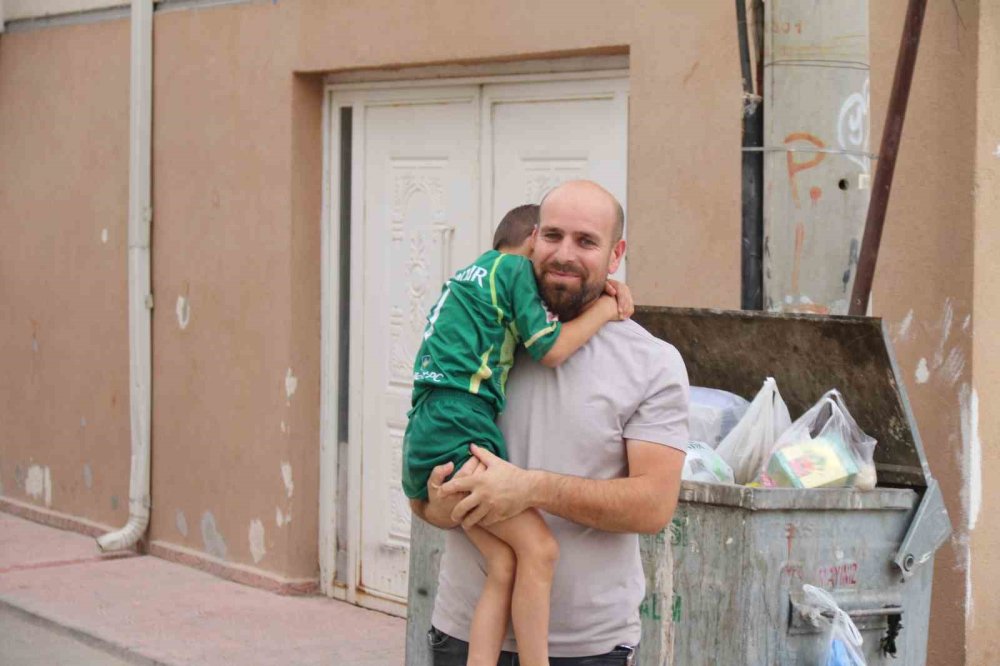 Çocuğun camdan attığı altınları, yoldan geçen kadın kaptı