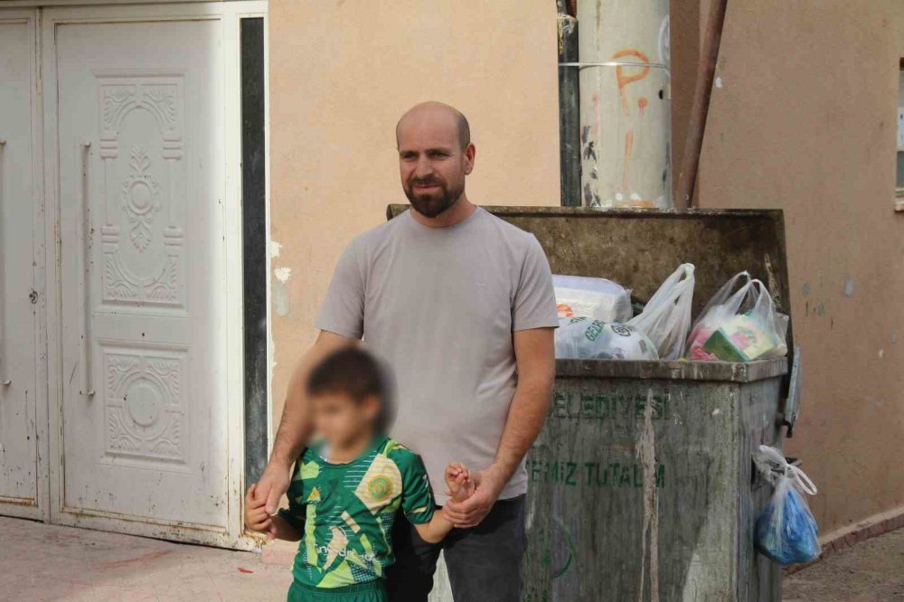 Çocuğun camdan attığı altınları, yoldan geçen kadın kaptı