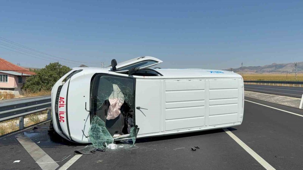 İlaç taşıyan araç bariyerlere çarparak devrildi