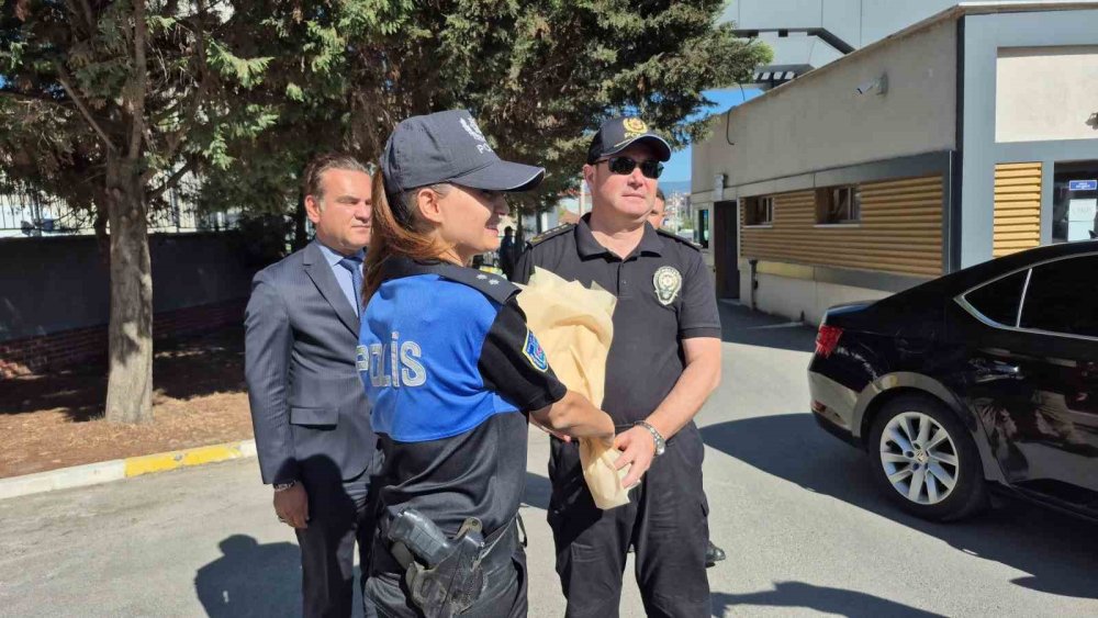 Yeni Emniyet Müdürü, kendisini karşılayan şehit babasının elini öptü