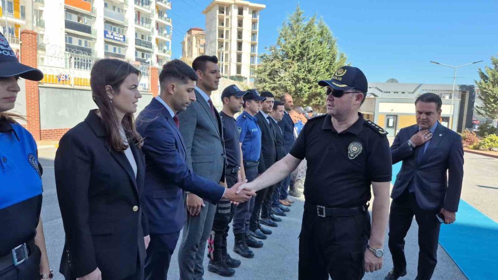 Yeni Emniyet Müdürü, kendisini karşılayan şehit babasının elini öptü