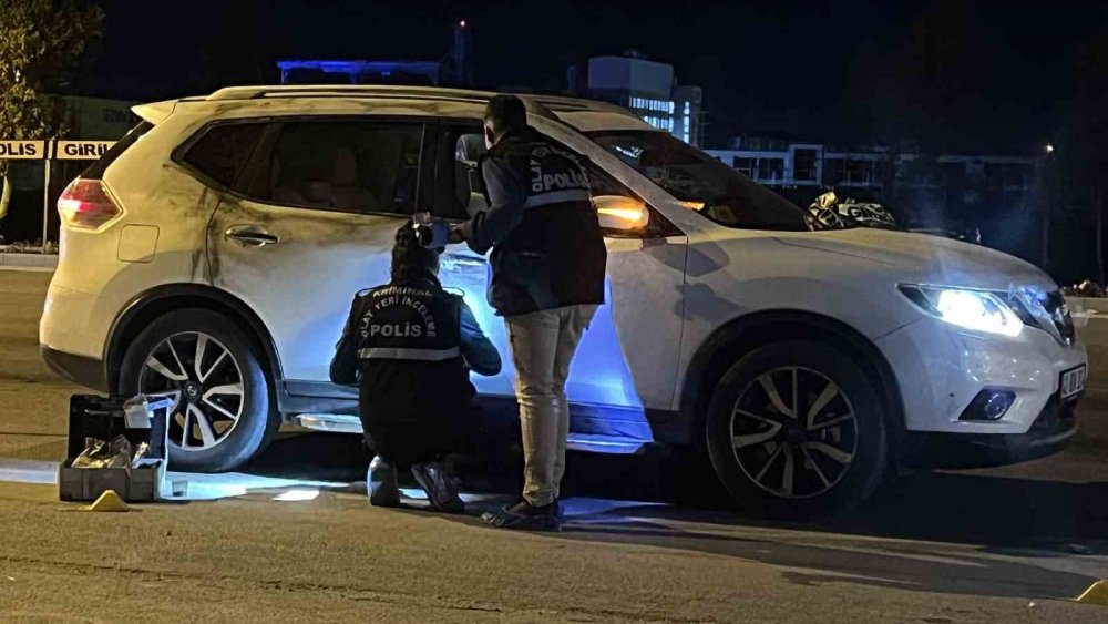 Havaalanı yolunda silahlı saldırı: Aracın önünü kesip kurşun yağdırdılar