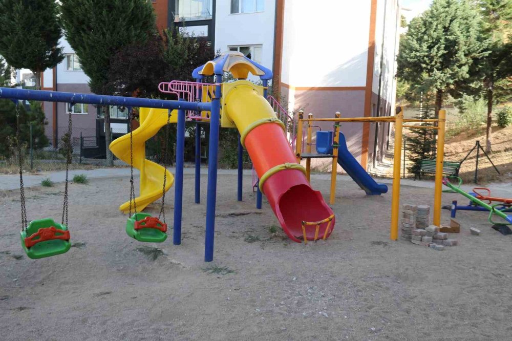 Kaydırağın Sonuna Güvenlik İçin Yapılan Demir Korkuluk Tehlike Saçıyor!