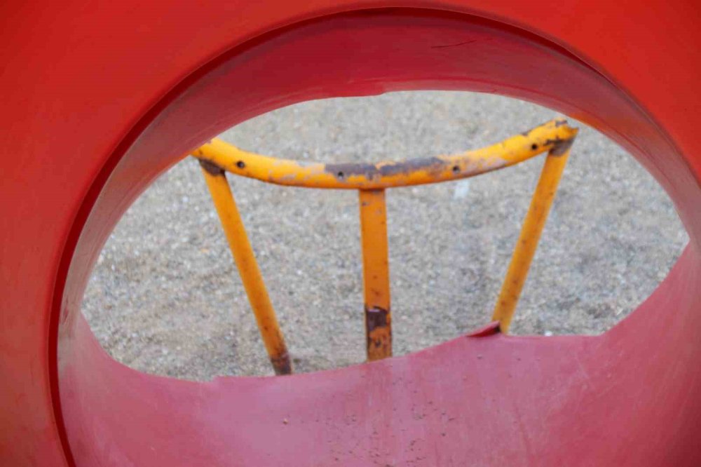 Kaydırağın Sonuna Güvenlik İçin Yapılan Demir Korkuluk Tehlike Saçıyor!