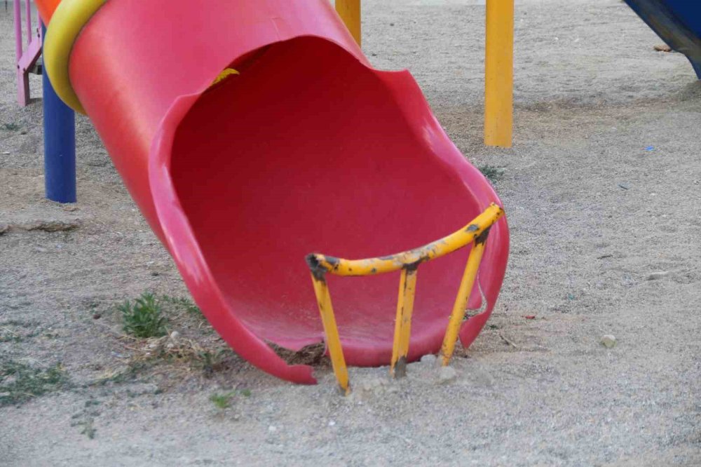 Kaydırağın Sonuna Güvenlik İçin Yapılan Demir Korkuluk Tehlike Saçıyor!