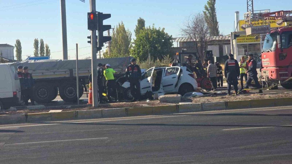Konya Yolunda Feci Kaza: Tıra Çarpan Otomobilde Anne Hayatını Kaybetti