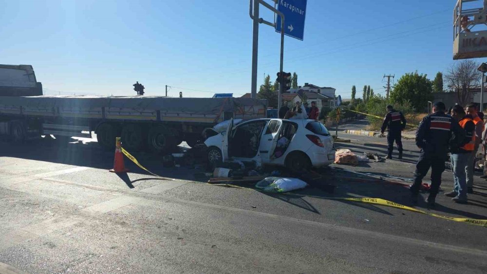 Konya Yolunda Feci Kaza: Tıra Çarpan Otomobilde Anne Hayatını Kaybetti
