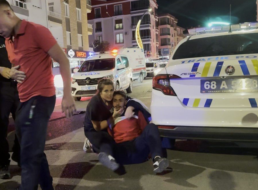 Maddi hasarlı kaza yaptılar, kavga edip yaralandılar