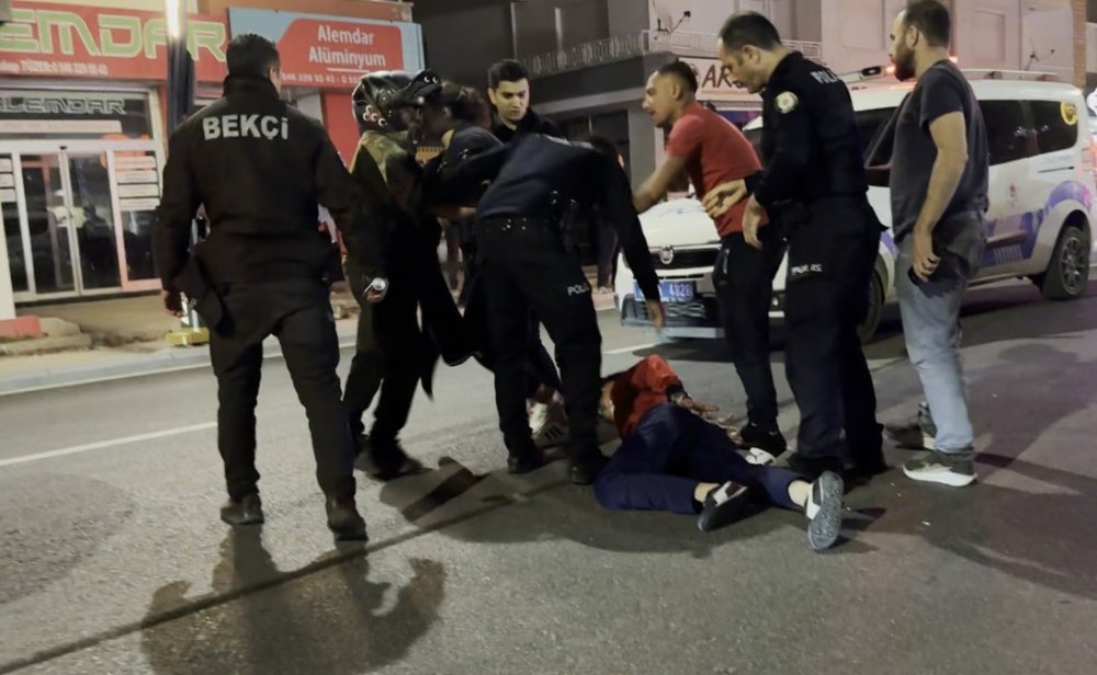 Maddi hasarlı kaza yaptılar, kavga edip yaralandılar