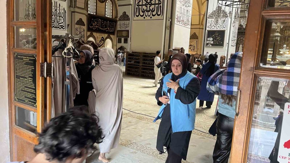 Tarihi cami ziyaretlerine kıyafet mecburiyeti getirildi