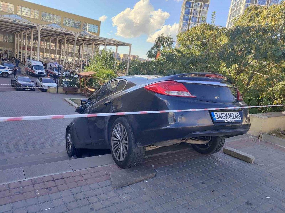 Yol zannedip merdivene sürdü, asılı kaldı