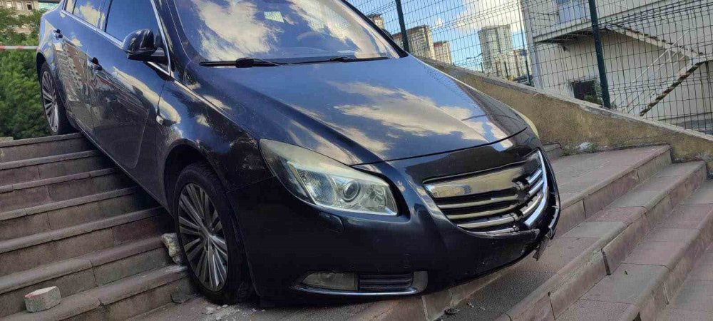 Yol zannedip merdivene sürdü, asılı kaldı