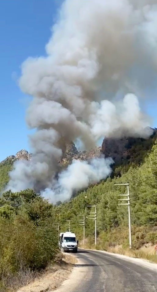 Dumanlar Antalya Serik'ten yükseldi