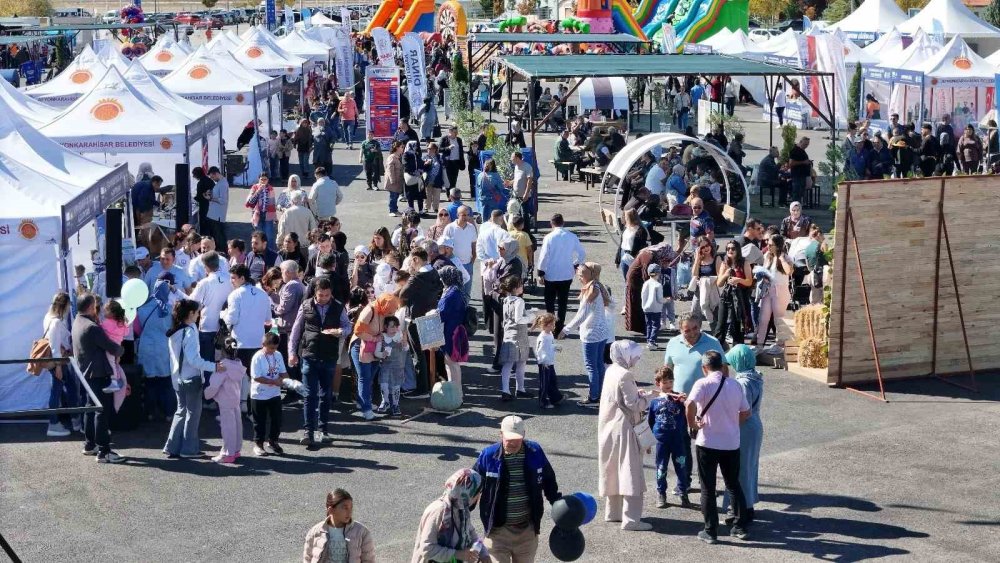 Soner Sarıkabadayı konseri Afyon Gastro'nun önüne geçti