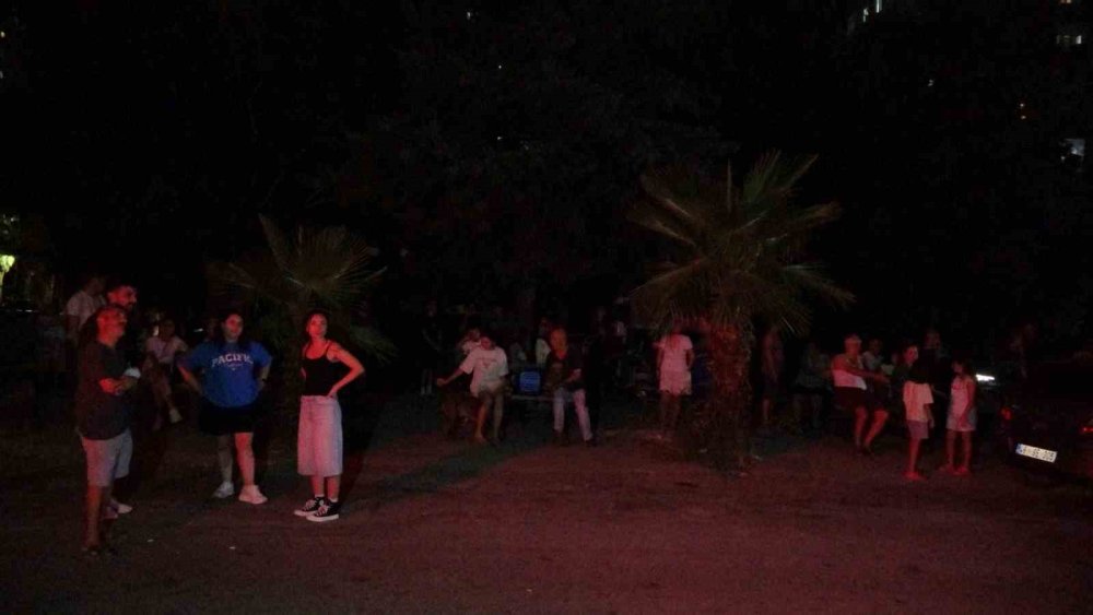 Antalya Kepez'de vatandaşı uykusundan eden yangın! Herkes sokağa çıktı