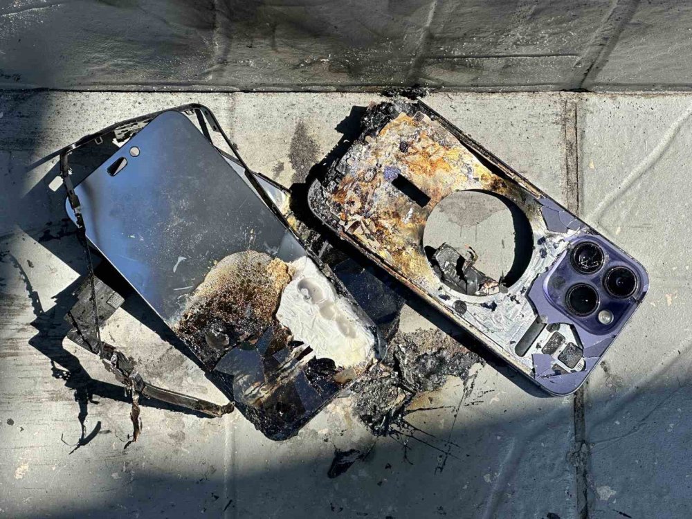 Cep telefonu cebindeyken alev aldı: O anlar kamerada
