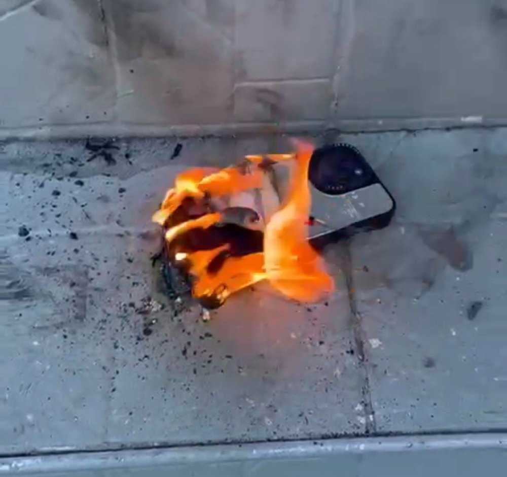 Cep telefonu cebindeyken alev aldı: O anlar kamerada