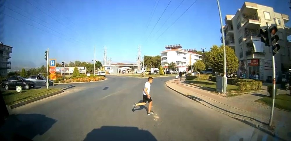 Dikkatli sürücü, 1 dakikada 2 kazayı önledi