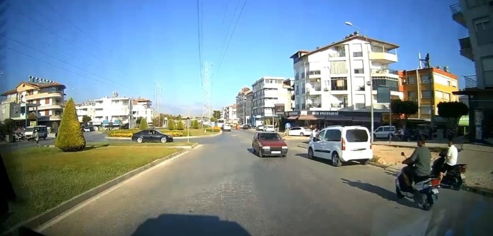 Dikkatli sürücü, 1 dakikada 2 kazayı önledi