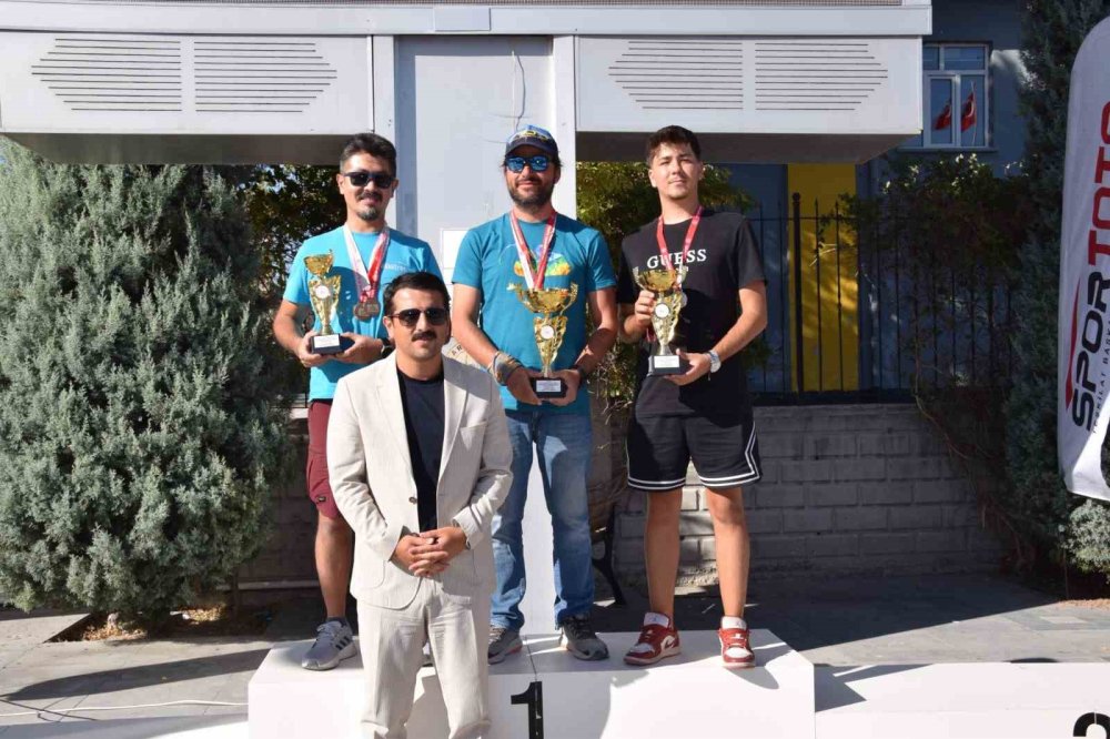 Karapınar’da Gökyüzü Şöleni: Yamaç Paraşütü Şampiyonası Sona Erdi