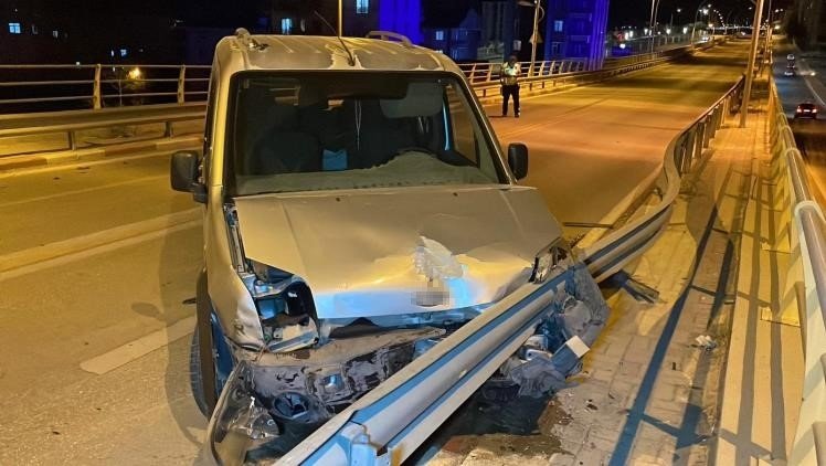 Konya plakalı araç Karaman'da üstgeçidi savaş alanına çevirdi