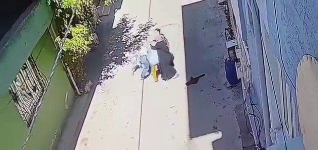 Kucağında çocuğuyla tekme tokat dövdüler