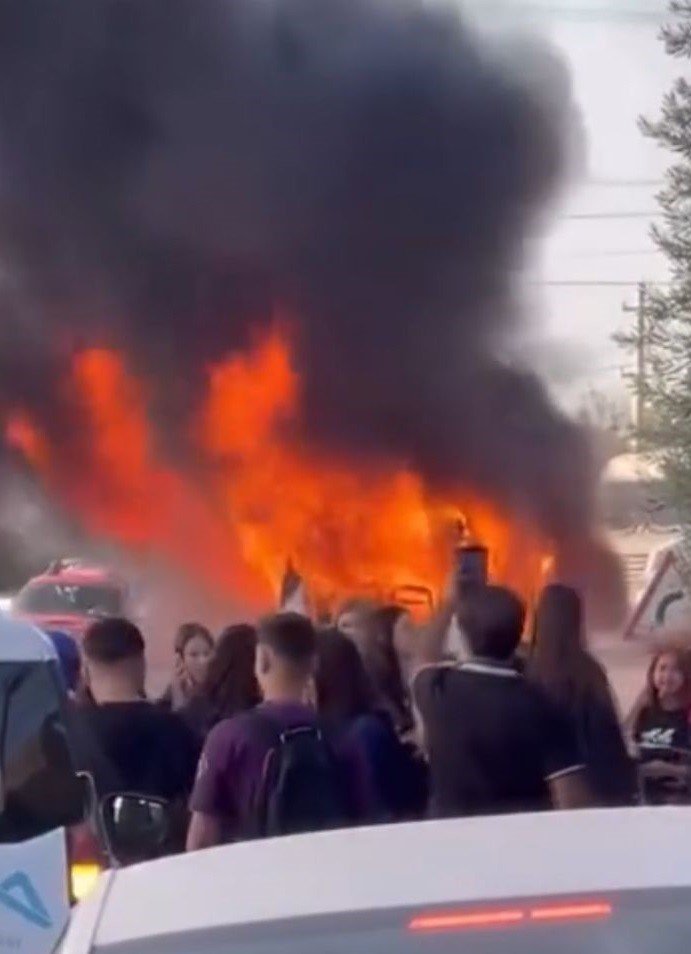 Tam zamanında tahliye: Yolcular indi, minibüs alev aldı