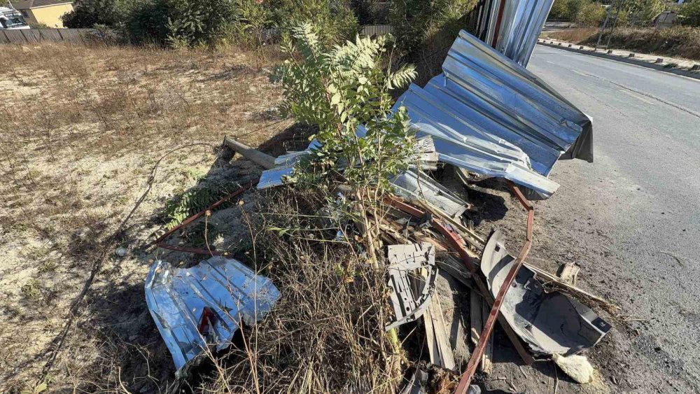 Bariyerden kopan demir, bacağına ok gibi saplandı