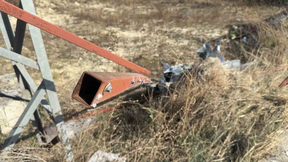 Bariyerden kopan demir, bacağına ok gibi saplandı