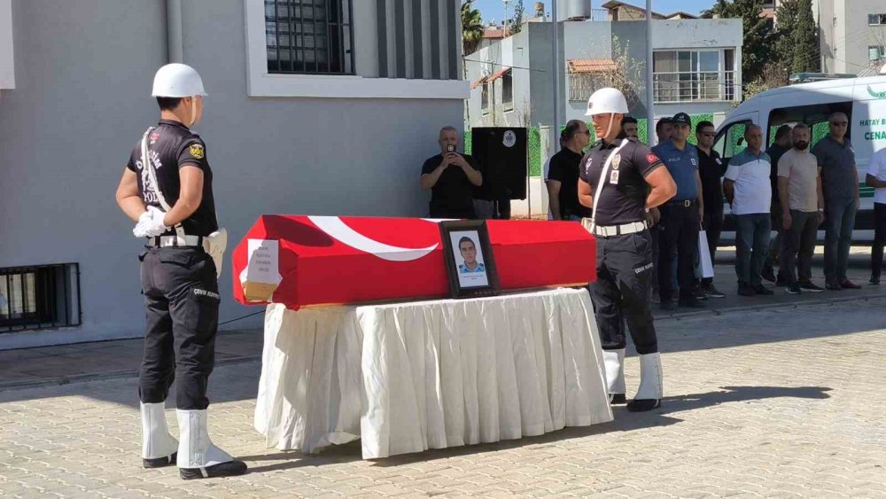 Halı sahada kalp krizi geçirerek hayatını kaybeden polis memurunun o anları kamerada