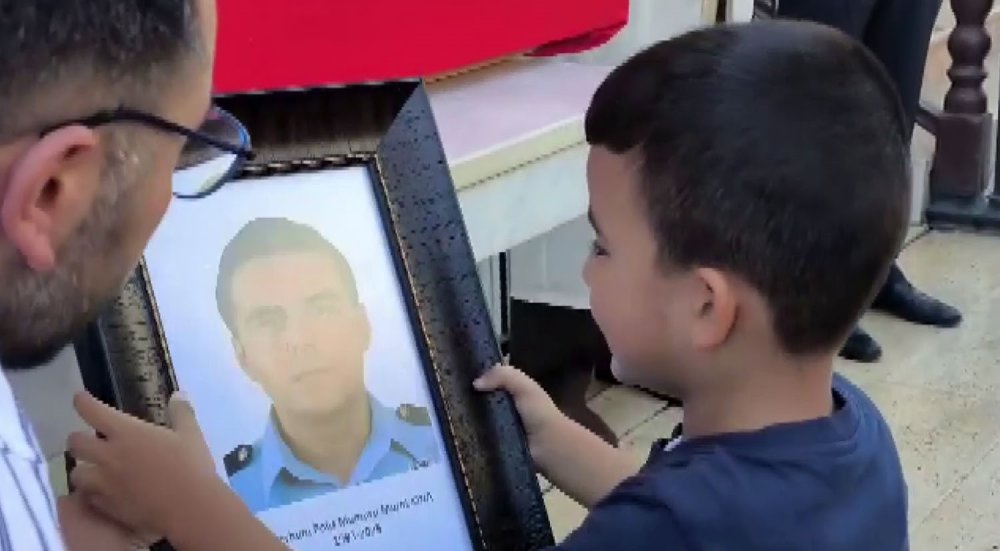 Halı sahada kalp krizi geçirerek hayatını kaybeden polis memurunun o anları kamerada