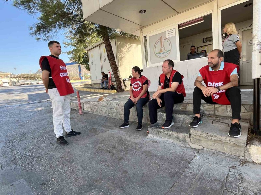 Karşıyaka Belediyesi'nde maaş alamayan 1800 işçi süresiz iş bıraktı