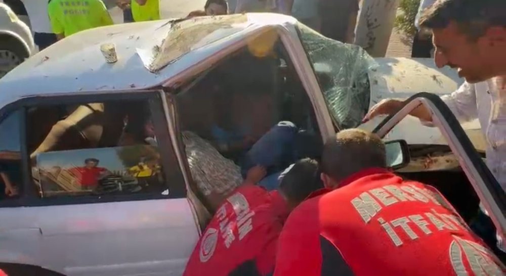 Otomobilde sıkışan yaralı, kapı kesilerek çıkarıldı