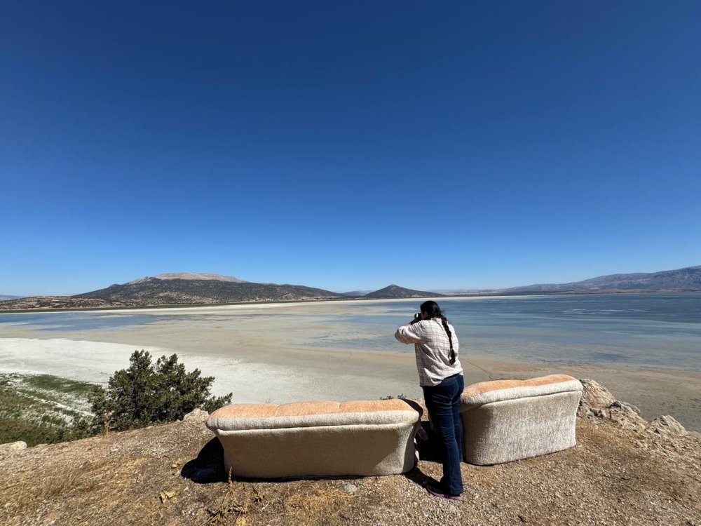 Kuraklık koca gölü ikiye böldü