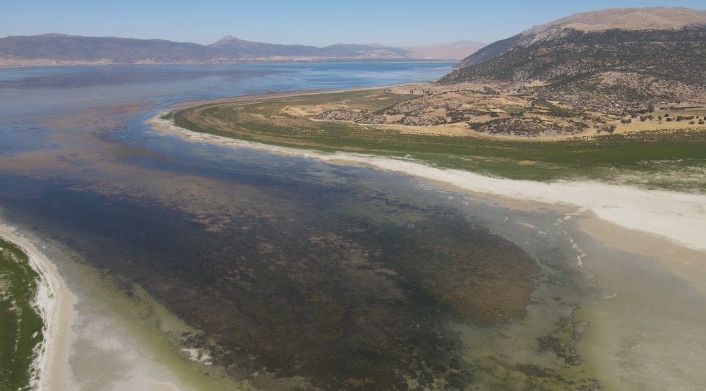 Kuraklık koca gölü ikiye böldü