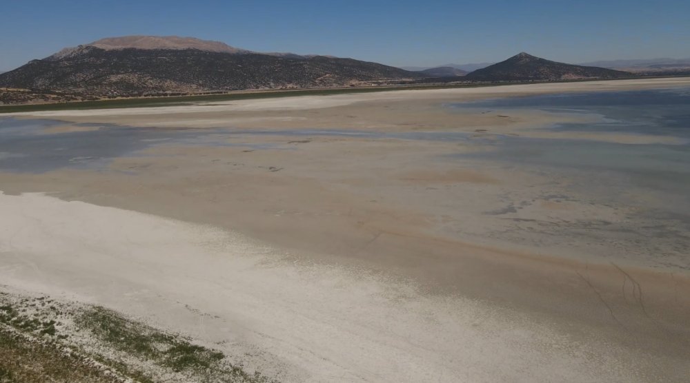Kuraklık koca gölü ikiye böldü