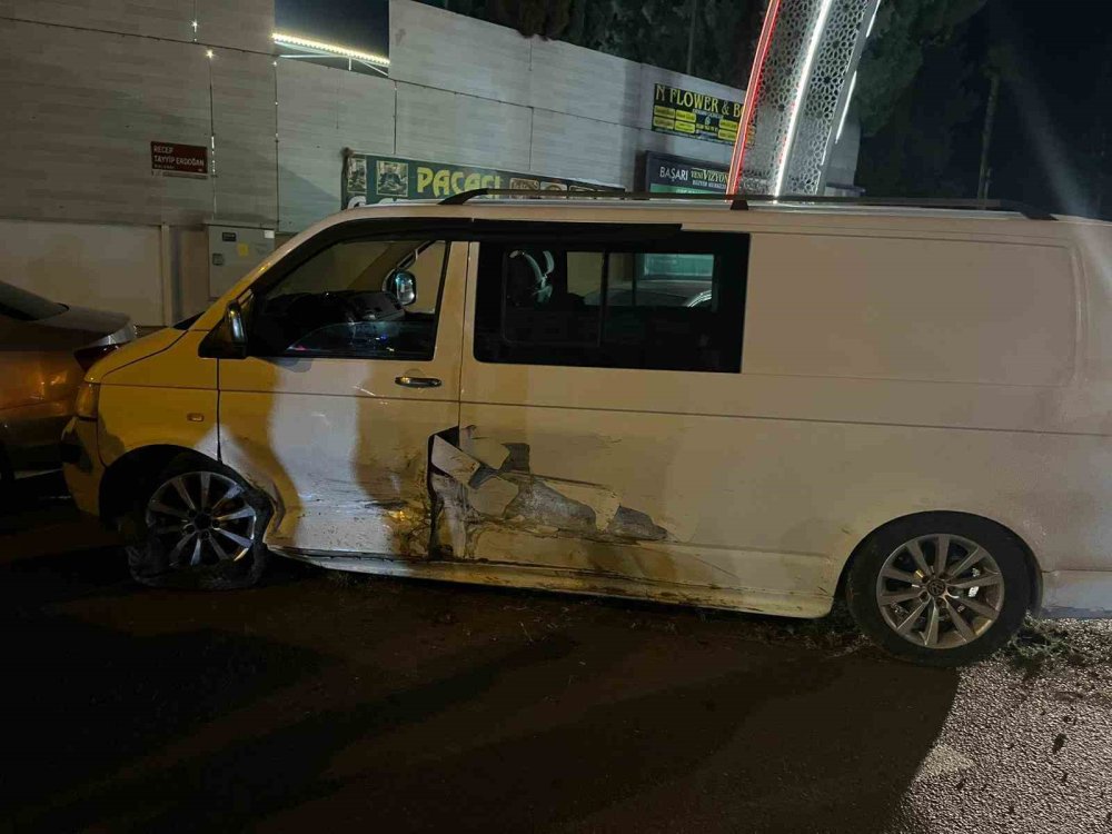 Polisten kaçtı, 2 araca çarptı: İçinden 11 kaçak göçmen çıktı