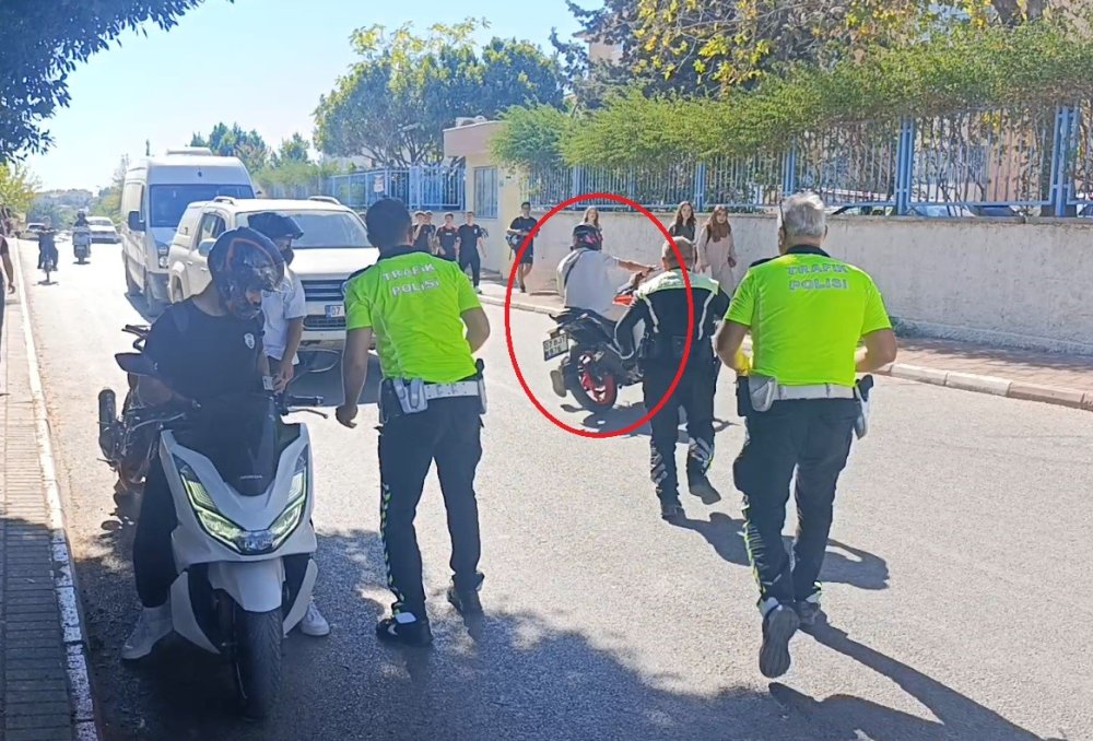 Denetime takılan motosikletli polisin arkasını dönmesini fırsat bilip arazi oldu