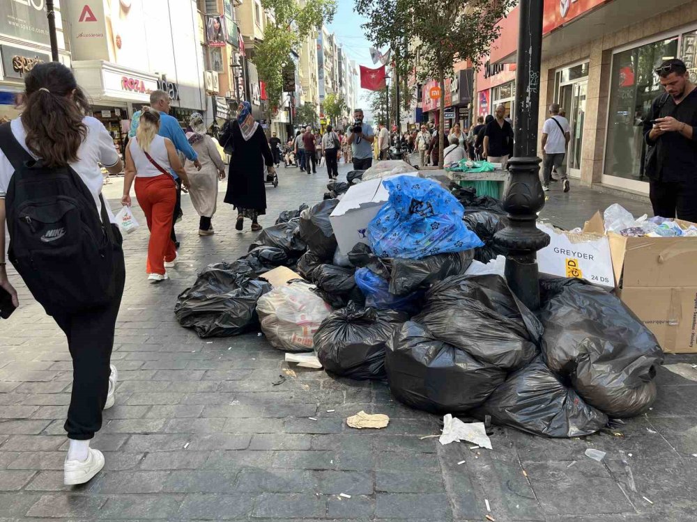 İzmirlilerin çöple imtihanı: Başkan Ünsal'a istifa çağrısı