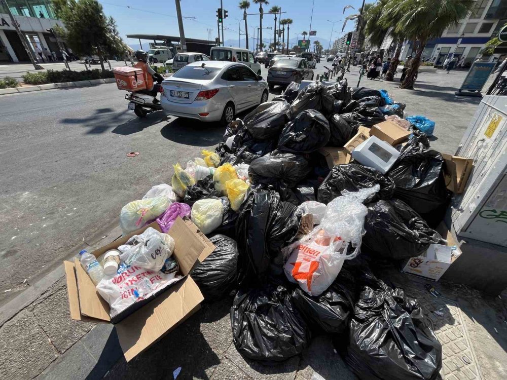 İzmirlilerin çöple imtihanı: Başkan Ünsal'a istifa çağrısı