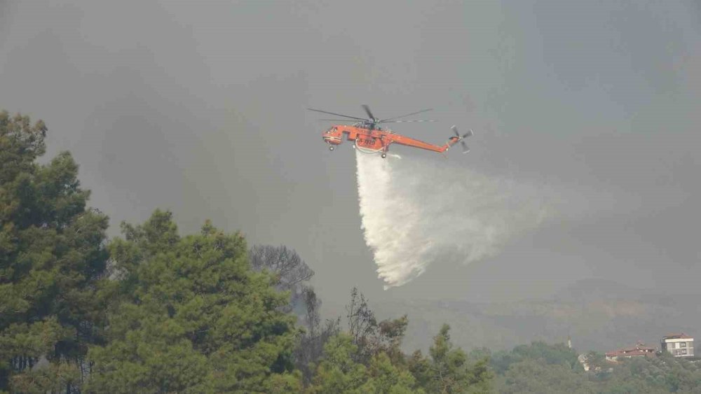 Uçaktan atılan su gökkuşağı oluşturdu