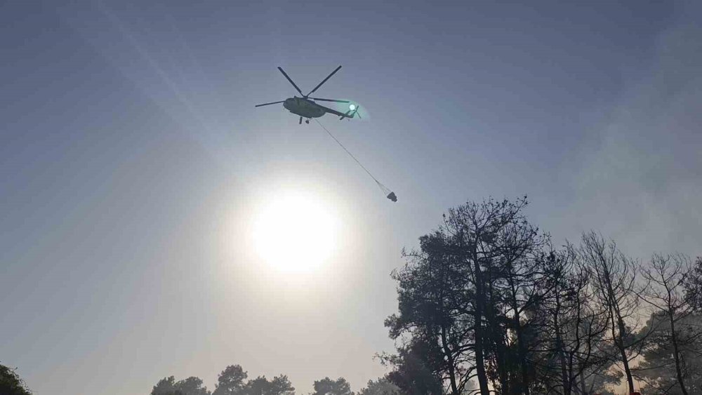 Uçaktan atılan su gökkuşağı oluşturdu