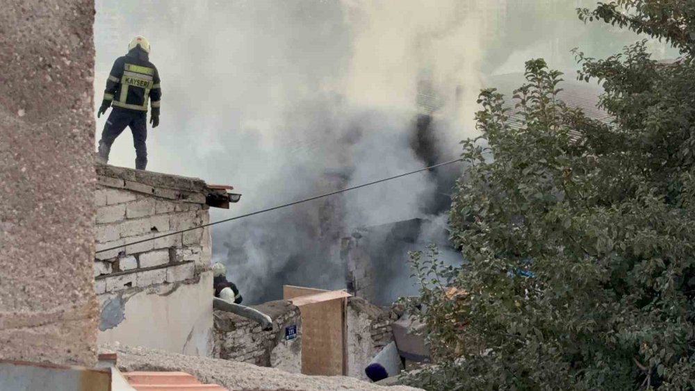 Yangını fark eden anneanne 2 torununu alevlerden kurtardı